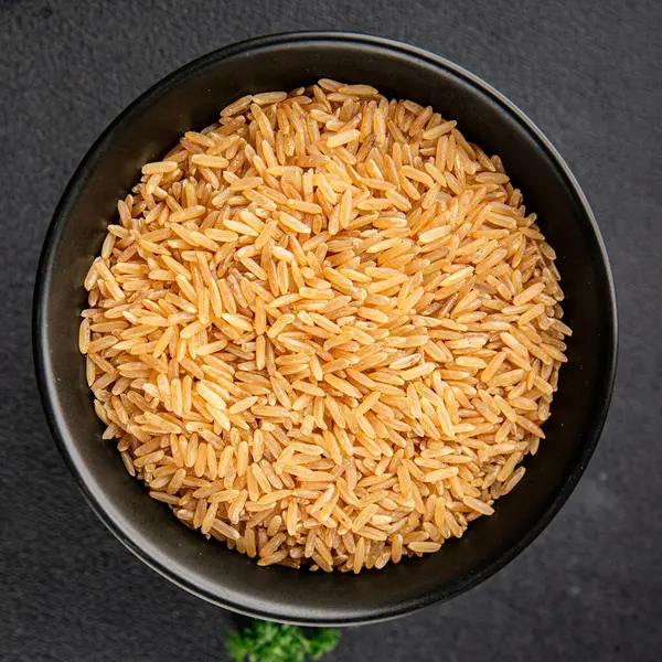 Kahverengi pirinç, tahıl, tahıl, sağlıklı yiyecek, süper yemek, lezzetli gurme, yemek, masa üstü yemek, fotokopi, uzay keto, paleo diyet vejetaryen ve vejetaryen yemekleri.