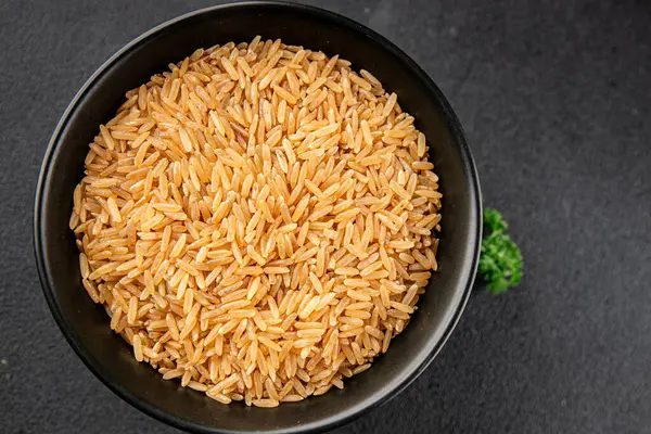 Kahverengi pirinç, tahıl, tahıl, sağlıklı yiyecek, süper yemek, lezzetli gurme, yemek, masa üstü yemek, fotokopi, uzay keto, paleo diyet vejetaryen ve vejetaryen yemekleri.