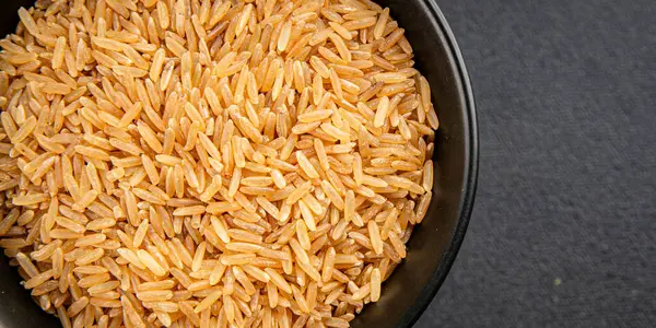 Kahverengi pirinç, tahıl, tahıl, sağlıklı yiyecek, süper yemek, lezzetli gurme, yemek, masa üstü yemek, fotokopi, uzay keto, paleo diyet vejetaryen ve vejetaryen yemekleri.