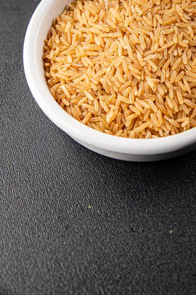 Kahverengi pirinç, tahıl, tahıl, sağlıklı yiyecek, süper yemek, lezzetli gurme, yemek, masa üstü yemek, fotokopi, uzay keto, paleo diyet vejetaryen ve vejetaryen yemekleri.