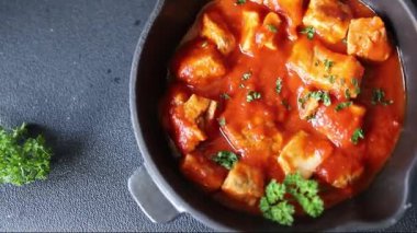 Körili tavuklu körili tavuk, domates sosu taze lezzetli gurme yemek arkaplanı masa kırsal gıdanın üstünde fotokopi alanı.