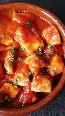 Körili tavuklu körili tavuk, domates sosu taze lezzetli gurme yemek arkaplanı masa kırsal gıdanın üstünde fotokopi alanı.