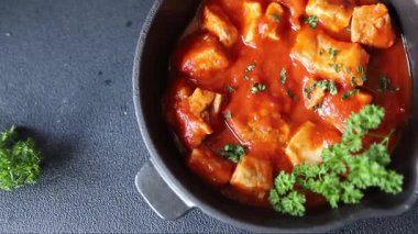 Körili tavuklu körili tavuk, domates sosu taze lezzetli gurme yemek arkaplanı masa kırsal gıdanın üstünde fotokopi alanı.