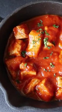 Körili tavuklu körili tavuk, domates sosu taze lezzetli gurme yemek arkaplanı masa kırsal gıdanın üstünde fotokopi alanı.