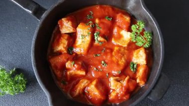 Körili tavuklu körili tavuk, domates sosu taze lezzetli gurme yemek arkaplanı masa kırsal gıdanın üstünde fotokopi alanı.