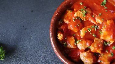 Körili tavuklu körili tavuk, domates sosu taze lezzetli gurme yemek arkaplanı masa kırsal gıdanın üstünde fotokopi alanı.