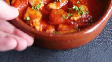 Körili tavuklu körili tavuk, domates sosu taze lezzetli gurme yemek arkaplanı masa kırsal gıdanın üstünde fotokopi alanı.