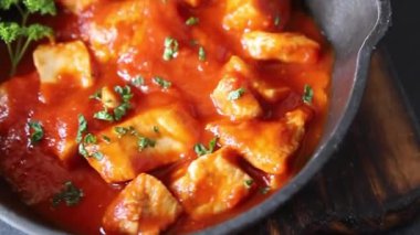 Körili tavuklu körili tavuk, domates sosu taze lezzetli gurme yemek arkaplanı masa kırsal gıdanın üstünde fotokopi alanı.