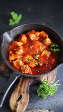 Körili tavuklu körili tavuk, domates sosu taze lezzetli gurme yemek arkaplanı masa kırsal gıdanın üstünde fotokopi alanı.