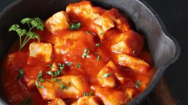 Körili tavuklu körili tavuk, domates sosu taze lezzetli gurme yemek arkaplanı masa kırsal gıdanın üstünde fotokopi alanı.