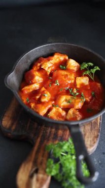 Körili tavuklu körili tavuk, domates sosu taze lezzetli gurme yemek arkaplanı masa kırsal gıdanın üstünde fotokopi alanı.