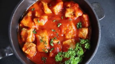 Körili tavuklu körili tavuk, domates sosu taze lezzetli gurme yemek arkaplanı masa kırsal gıdanın üstünde fotokopi alanı.