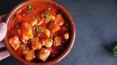 Körili tavuklu körili tavuk, domates sosu taze lezzetli gurme yemek arkaplanı masa kırsal gıdanın üstünde fotokopi alanı.