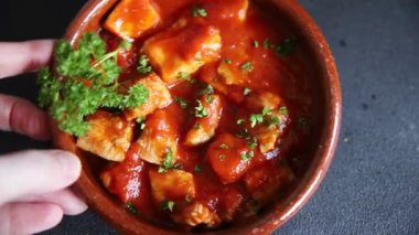 Körili tavuklu körili tavuk, domates sosu taze lezzetli gurme yemek arkaplanı masa kırsal gıdanın üstünde fotokopi alanı.