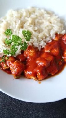 Pirinç ezmeli tavuk körili tavuk tikka masala baharatlı et masada bir kasede taze gurme yemek arkaplanı kırsal yemek üst görünüm fotokopi alanı