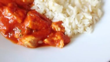 Pirinç ezmeli tavuk körili tavuk tikka masala baharatlı et masada bir kasede taze gurme yemek arkaplanı kırsal yemek üst görünüm fotokopi alanı