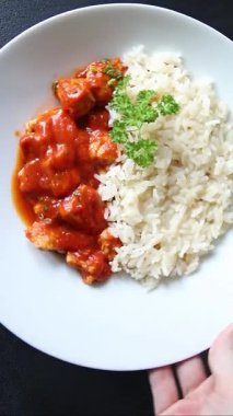 Pirinç ezmeli tavuk körili tavuk tikka masala baharatlı et masada bir kasede taze gurme yemek arkaplanı kırsal yemek üst görünüm fotokopi alanı