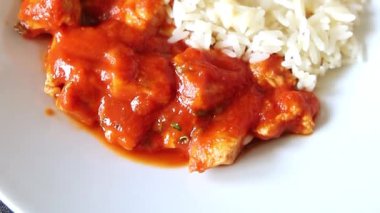 Pirinç ezmeli tavuk körili tavuk tikka masala baharatlı et masada bir kasede taze gurme yemek arkaplanı kırsal yemek üst görünüm fotokopi alanı