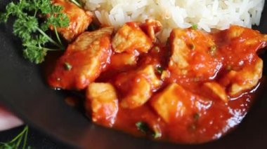 Pirinç ezmeli tavuk körili tavuk tikka masala baharatlı et masada bir kasede taze gurme yemek arkaplanı kırsal yemek üst görünüm fotokopi alanı