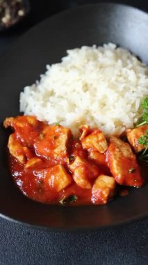 Pirinç ezmeli tavuk körili tavuk tikka masala baharatlı et masada bir kasede taze gurme yemek arkaplanı kırsal yemek üst görünüm fotokopi alanı