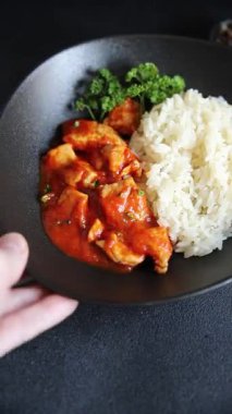 Pirinç ezmeli tavuk körili tavuk tikka masala baharatlı et masada bir kasede taze gurme yemek arkaplanı kırsal yemek üst görünüm fotokopi alanı