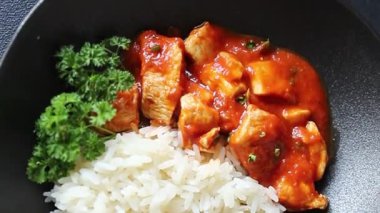 Pirinç ezmeli tavuk körili tavuk tikka masala baharatlı et masada bir kasede taze gurme yemek arkaplanı kırsal yemek üst görünüm fotokopi alanı