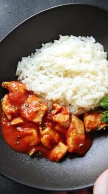 Pirinç ezmeli tavuk körili tavuk tikka masala baharatlı et masada bir kasede taze gurme yemek arkaplanı kırsal yemek üst görünüm fotokopi alanı