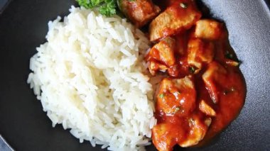 Pirinç ezmeli tavuk körili tavuk tikka masala baharatlı et masada bir kasede taze gurme yemek arkaplanı kırsal yemek üst görünüm fotokopi alanı