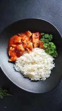 Pirinç ezmeli tavuk körili tavuk tikka masala baharatlı et masada bir kasede taze gurme yemek arkaplanı kırsal yemek üst görünüm fotokopi alanı