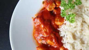 Pirinç ezmeli tavuk körili tavuk tikka masala baharatlı et masada bir kasede taze gurme yemek arkaplanı kırsal yemek üst görünüm fotokopi alanı