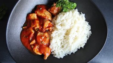 Pirinç ezmeli tavuk körili tavuk tikka masala baharatlı et masada bir kasede taze gurme yemek arkaplanı kırsal yemek üst görünüm fotokopi alanı