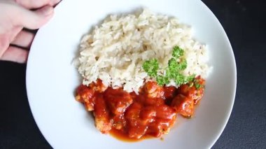 Pirinç ezmeli tavuk körili tavuk tikka masala baharatlı et masada bir kasede taze gurme yemek arkaplanı kırsal yemek üst görünüm fotokopi alanı