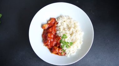 Pirinç ezmeli tavuk körili tavuk tikka masala baharatlı et masada bir kasede taze gurme yemek arkaplanı kırsal yemek üst görünüm fotokopi alanı