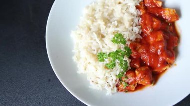 Pirinç ezmeli tavuk körili tavuk tikka masala baharatlı et masada bir kasede taze gurme yemek arkaplanı kırsal yemek üst görünüm fotokopi alanı