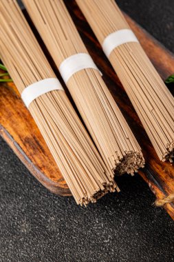 Soba karabuğdaylı erişte çiğ taze yemek Asya mutfağı masanın üstünde rustik yiyecekler fotokopi alanı