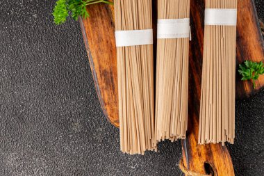 Soba karabuğdaylı erişte çiğ taze yemek Asya mutfağı masanın üstünde rustik yiyecekler fotokopi alanı