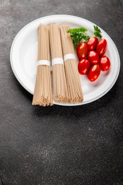 Soba karabuğdaylı erişte çiğ taze yemek Asya mutfağı masanın üstünde rustik yiyecekler fotokopi alanı