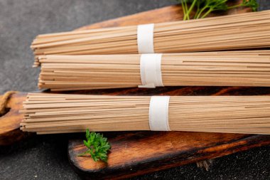 Soba karabuğdaylı erişte çiğ taze yemek Asya mutfağı masanın üstünde rustik yiyecekler fotokopi alanı