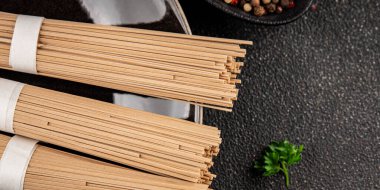 Soba karabuğdaylı erişte çiğ taze yemek Asya mutfağı masanın üstünde rustik yiyecekler fotokopi alanı