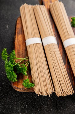 Soba karabuğdaylı erişte çiğ taze yemek Asya mutfağı masanın üstünde rustik yiyecekler fotokopi alanı