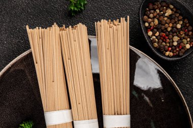 Soba karabuğdaylı erişte çiğ taze yemek Asya mutfağı masanın üstünde rustik yiyecekler fotokopi alanı