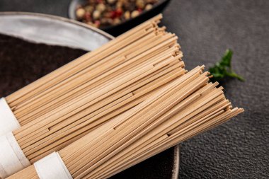 Soba karabuğdaylı erişte çiğ taze yemek Asya mutfağı masanın üstünde rustik yiyecekler fotokopi alanı