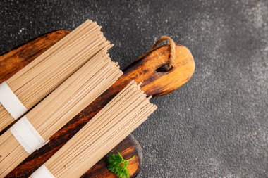Soba karabuğdaylı erişte çiğ taze yemek Asya mutfağı masanın üstünde rustik yiyecekler fotokopi alanı