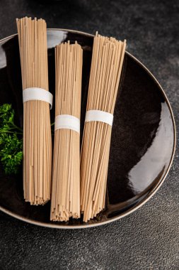 Soba karabuğdaylı erişte çiğ taze yemek Asya mutfağı masanın üstünde rustik yiyecekler fotokopi alanı