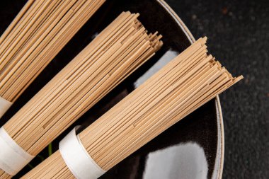 Soba karabuğdaylı erişte çiğ taze yemek Asya mutfağı masanın üstünde rustik yiyecekler fotokopi alanı