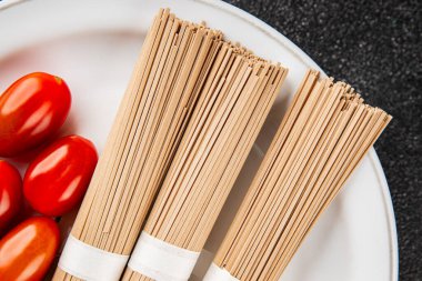 Soba karabuğdaylı erişte çiğ taze yemek Asya mutfağı masanın üstünde rustik yiyecekler fotokopi alanı