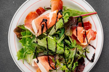 Salata reçeli et yeşil yaprak marul aperatif yiyecek taze gurme yemek masanın üzerinde rustik yemek üst görünüm kopyalama alanı