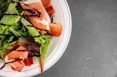 Salata reçeli et yeşil yaprak marul aperatif yiyecek taze gurme yemek masanın üzerinde rustik yemek üst görünüm kopyalama alanı