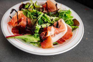 Salata reçeli et yeşil yaprak marul aperatif yiyecek taze gurme yemek masanın üzerinde rustik yemek üst görünüm kopyalama alanı