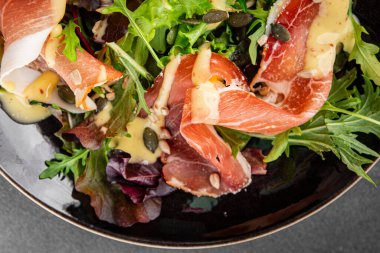 Salata reçeli et yeşil yaprak marul aperatif yiyecek taze gurme yemek masanın üzerinde rustik yemek üst görünüm kopyalama alanı